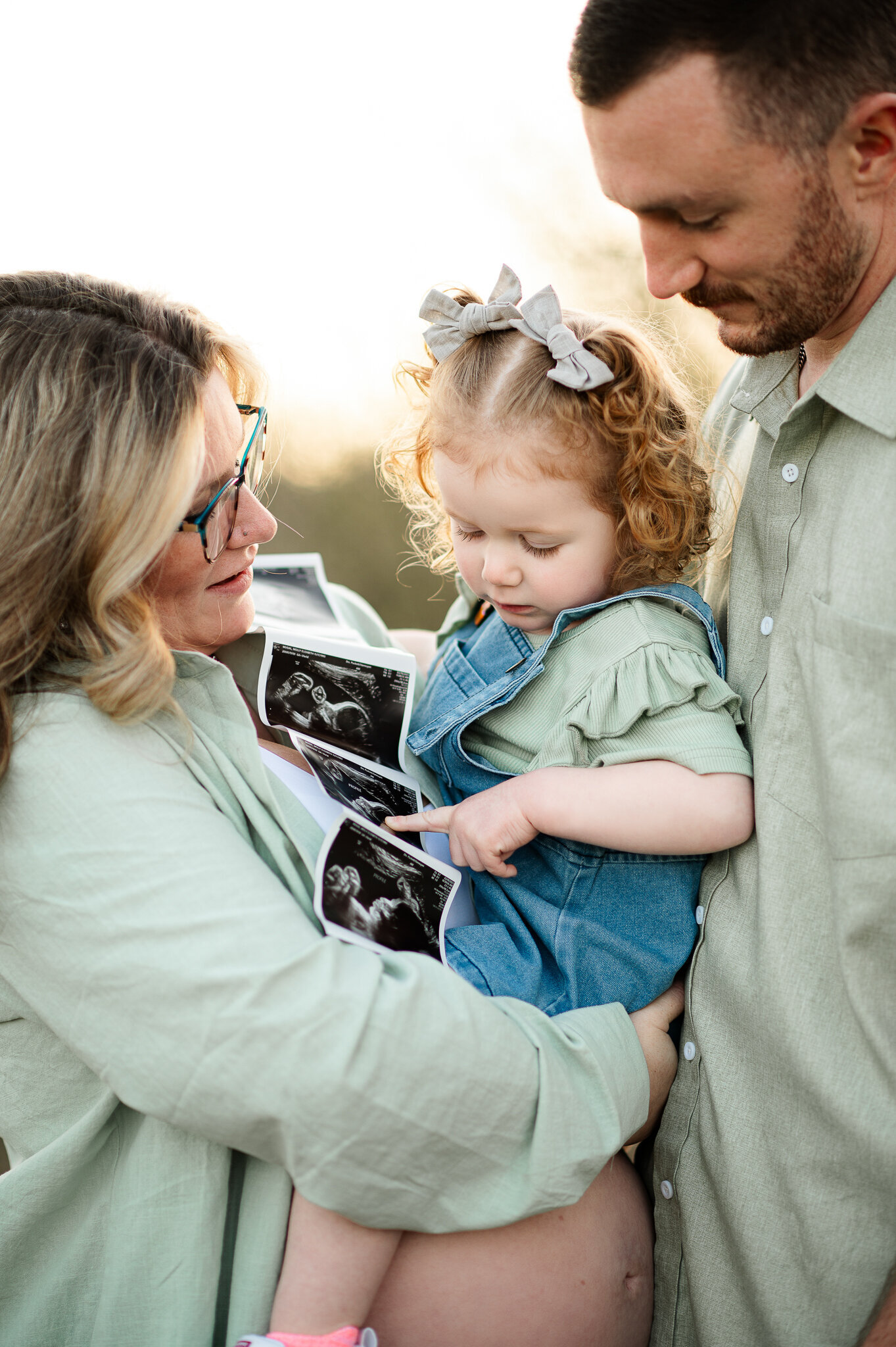Family maternity session outdoors 