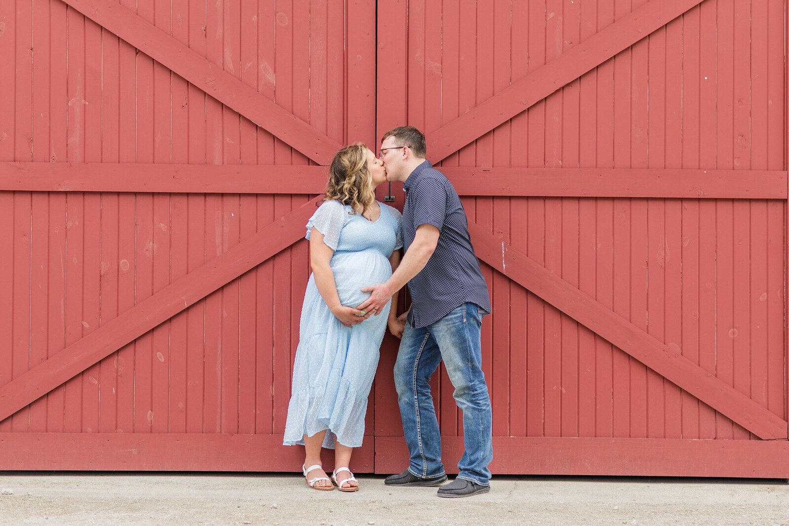 ohio-red-barn-maternity-photos-childers-couple-1