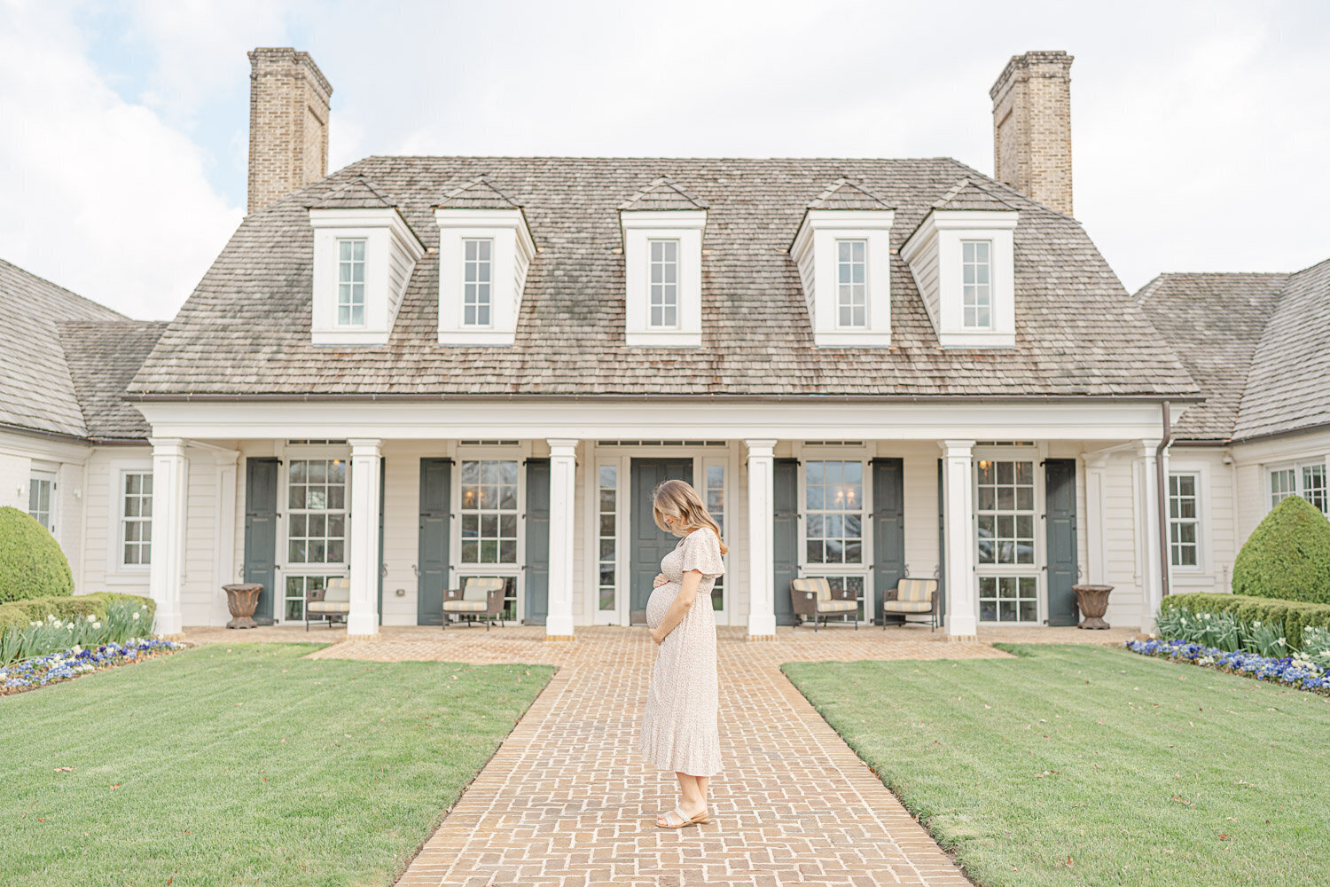 expecting mom during Ashburn, Virginia maternity session