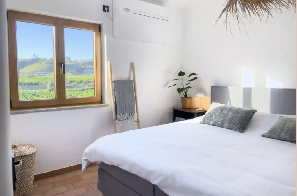 De luxe slaapkamer in Quinta das Maravilhas tijdens het hormoon retreat van de. GYNN in Portugal