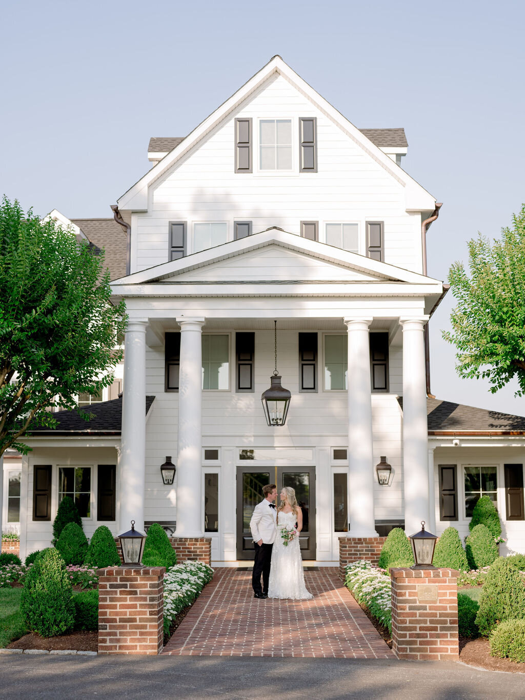 30Kate Campbell Floral The Oaks waterfront summer wedding by Julie Livingston photo