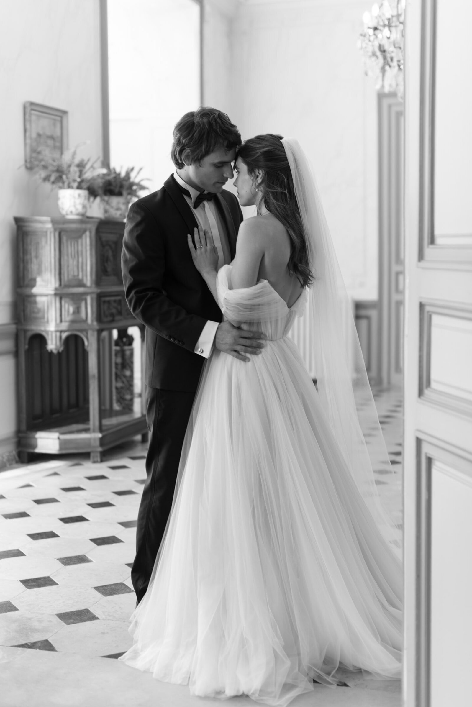 Destination Wedding Photographer in Stockholm Anna Lundgren intimate wedding elopement at Chateau de Courtomer outside Paris France_209