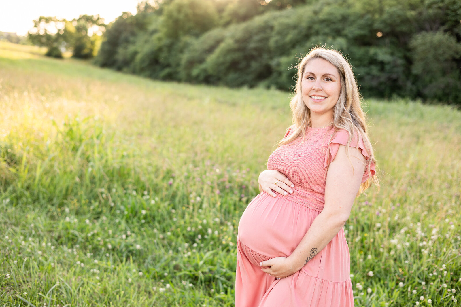 outdoor-maternity-photography-session-Lexington-KY-photographer-golden-hour