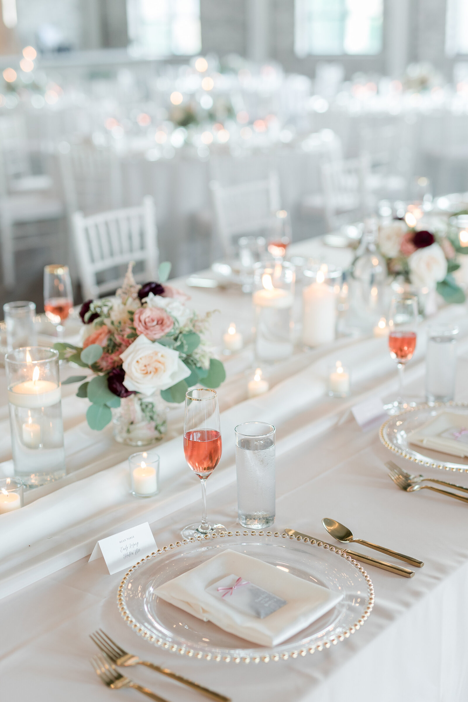 White table dressings for a wedding