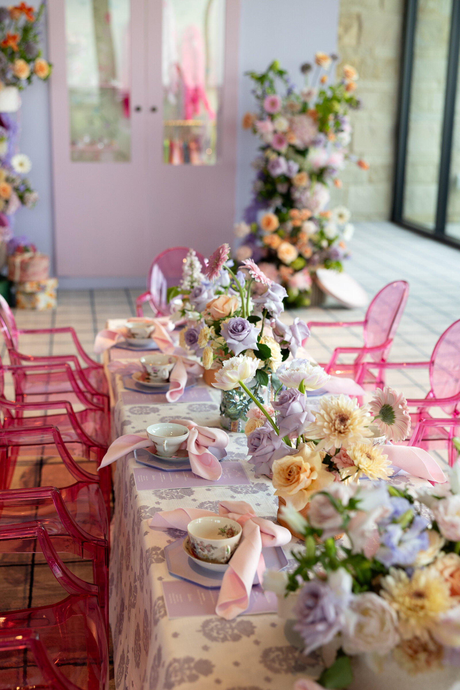 Curated event tablescape featuring intentional floral design and layered textures. Ideal for editorial dinners, content shoots, and influencer events.