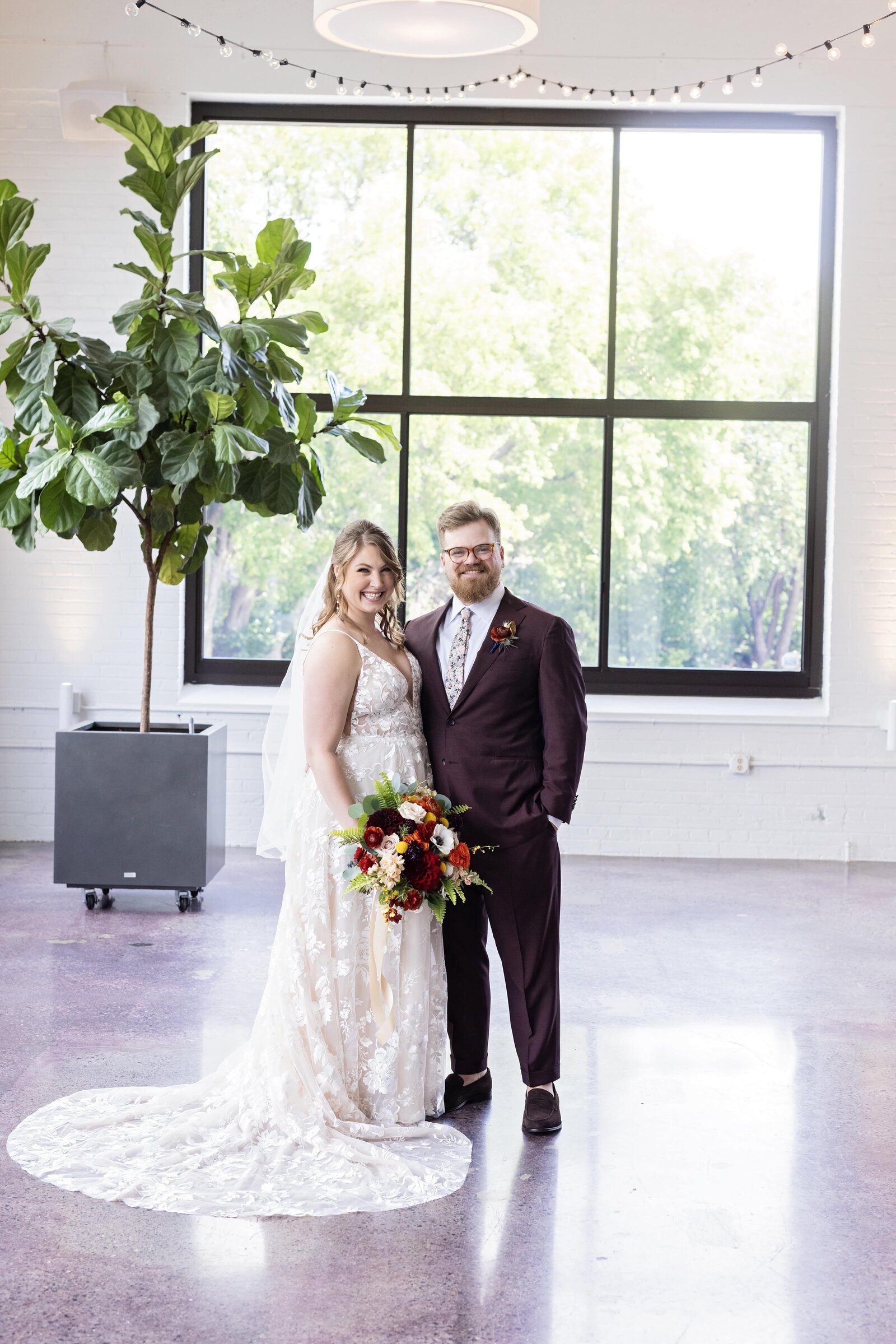 bride-groom-traditional-portraits-urban-daisy