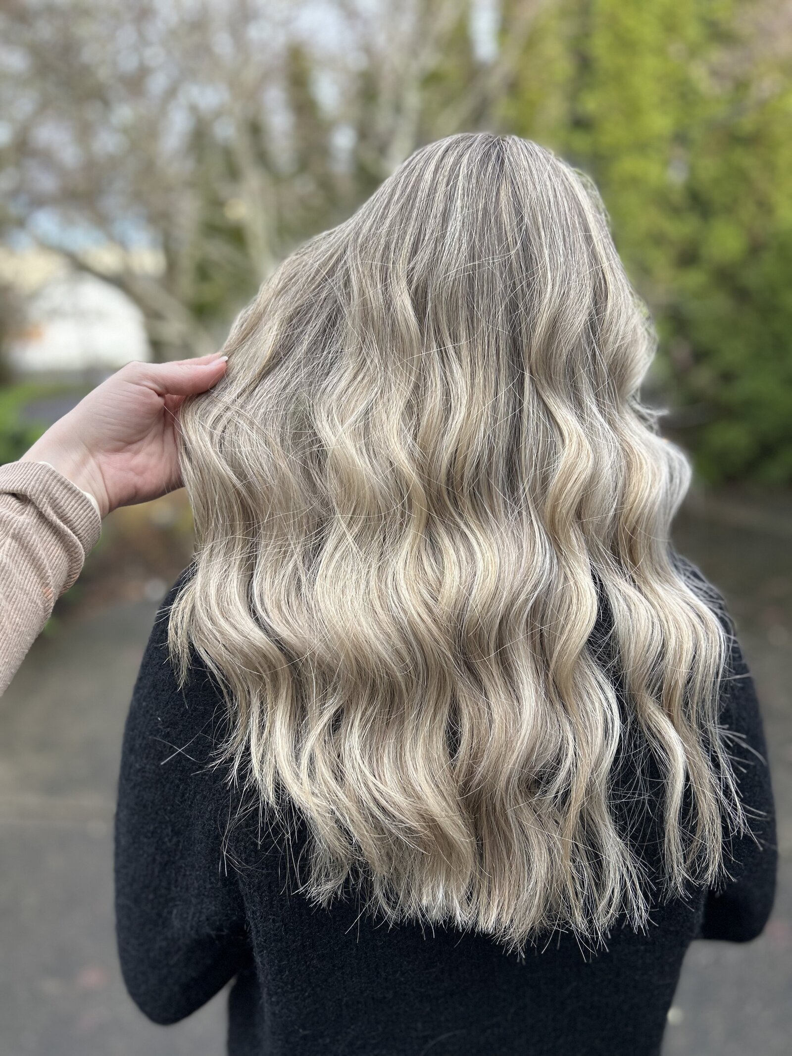 Cool blonde waves with high dimension—example of Maven + Grace lived-in color services.