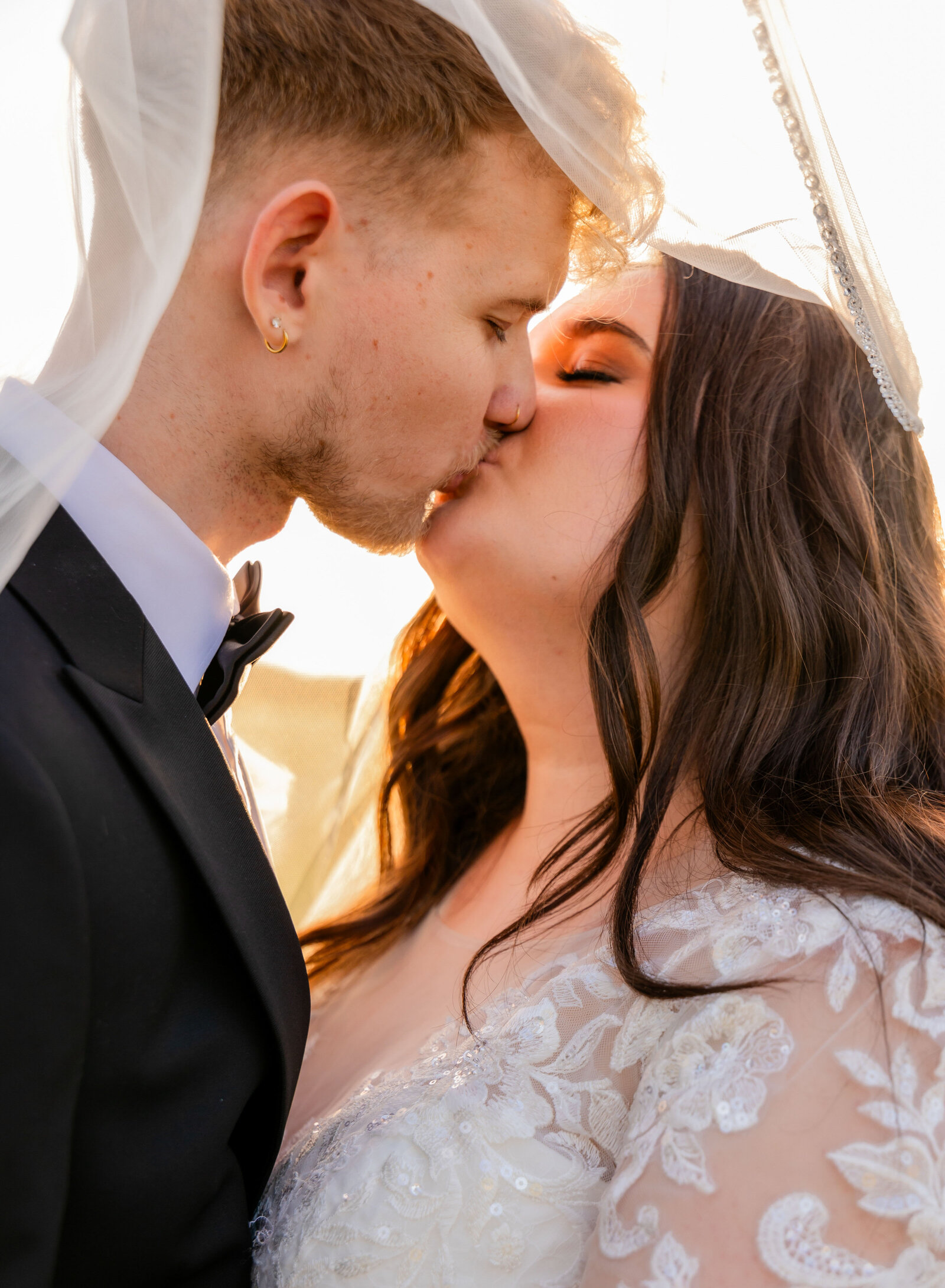 couple kissing