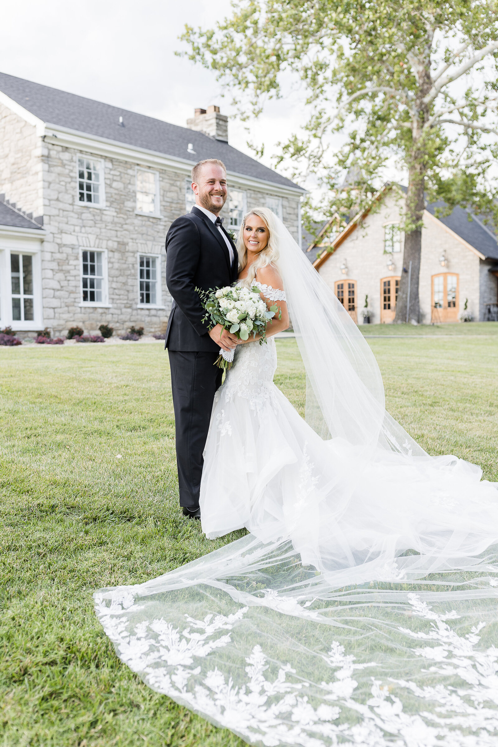 Wedding photos at the Stone house of St.  Charles