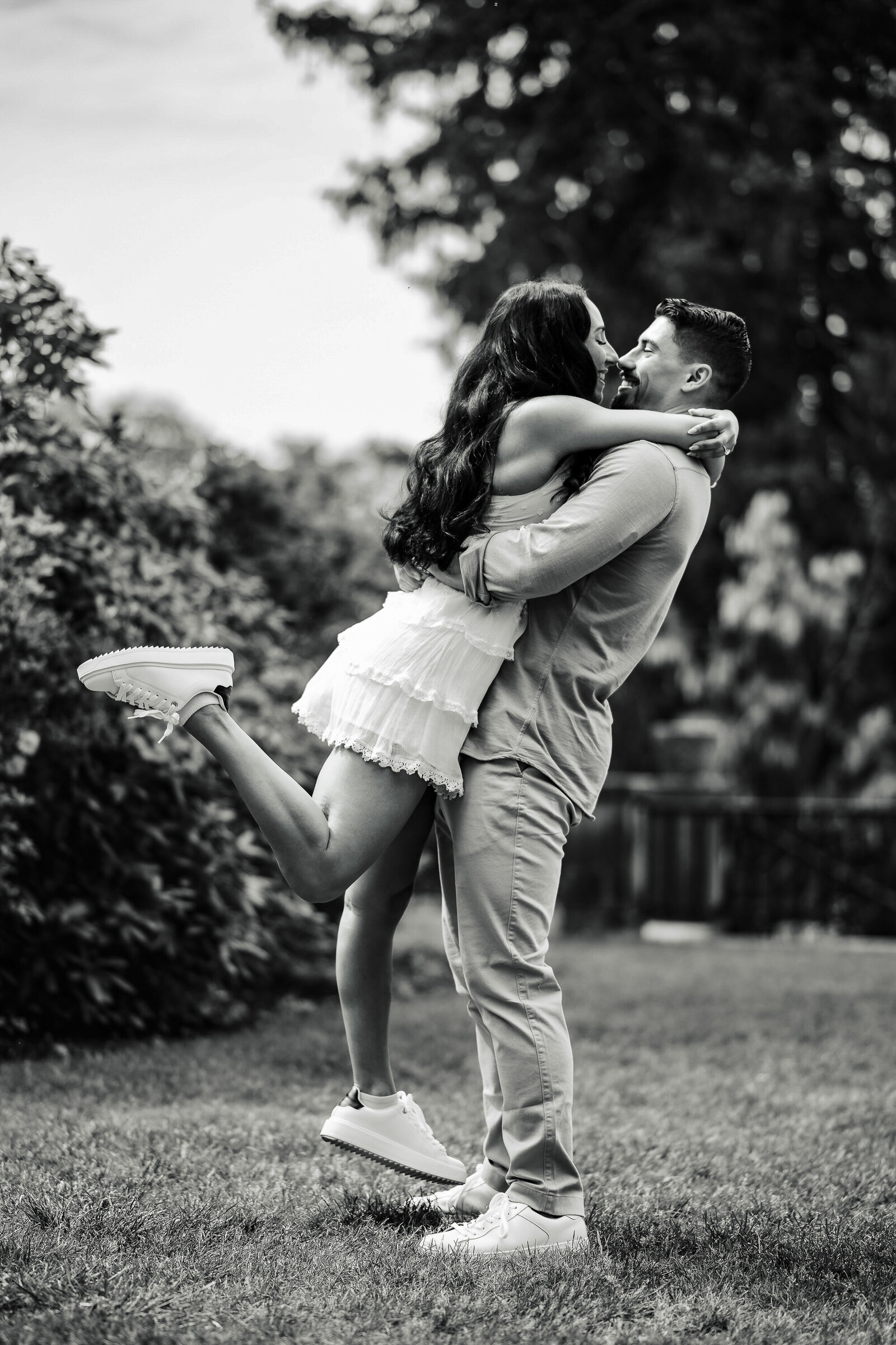 Elevate your NYC engagement photos with Ishan Fotografi’s editorial style.