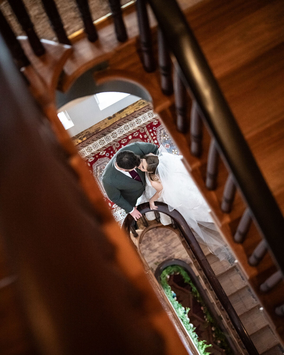 bride-groom-stairs-hotel-st-vincent-4x5