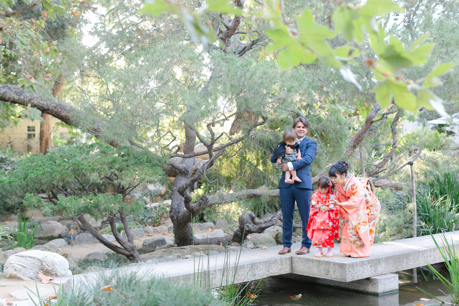 Family celebrating Shichi-Go-San at Japanese garden bridge | 七五三 家族写真 日本庭園 ロサンゼルス