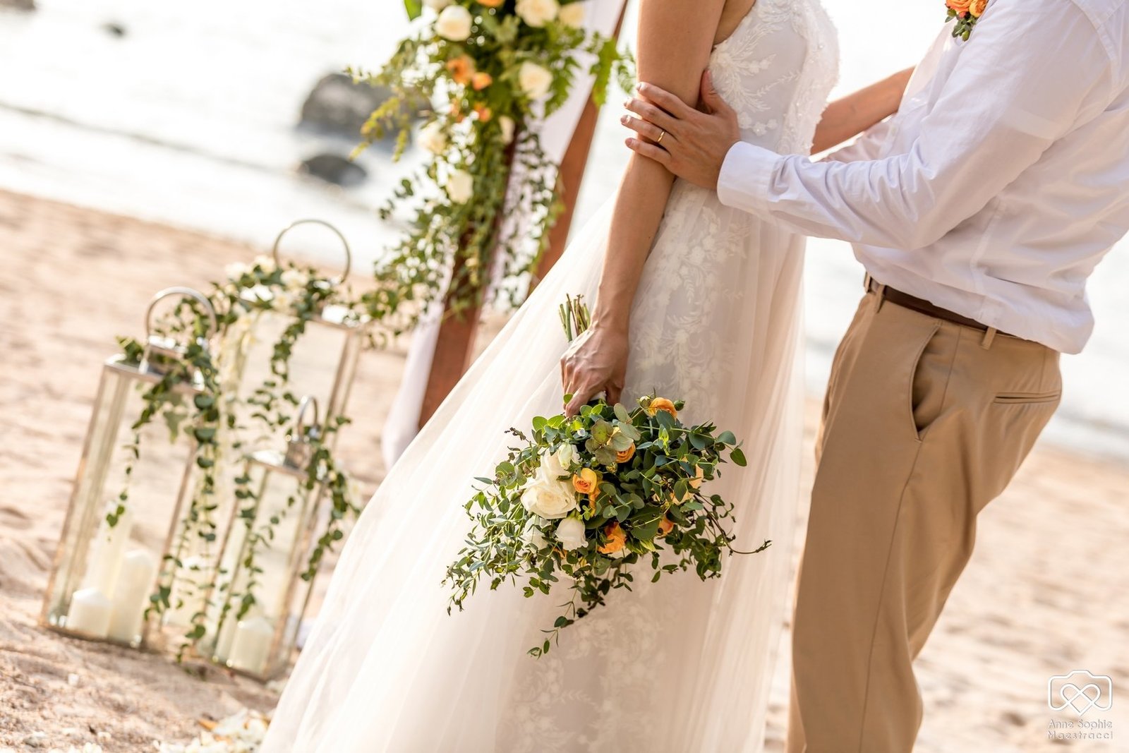 Bridal bouquet and arch decor