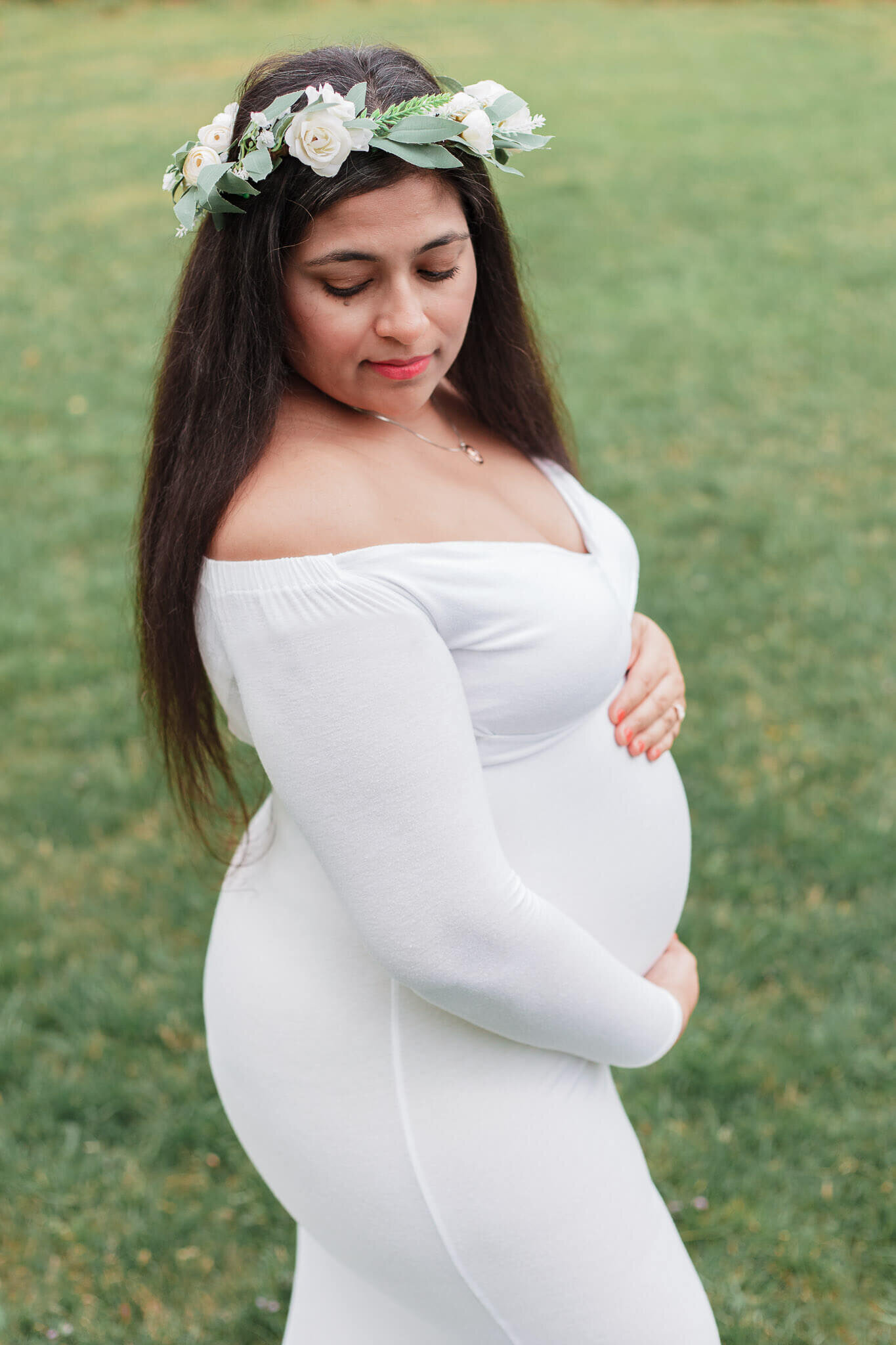 Pregnant-woman-white-dress-fairfax-county-1