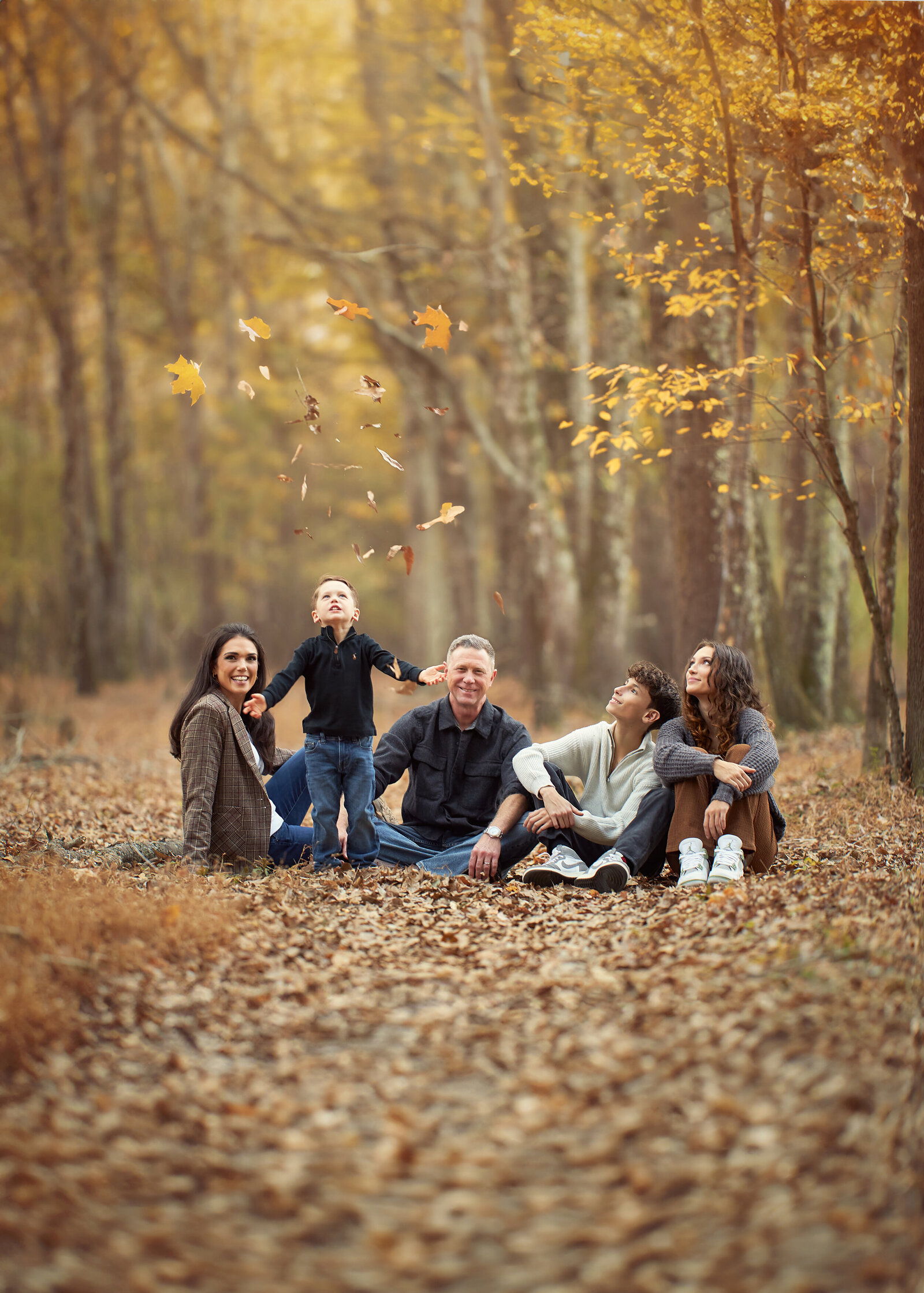 atlanta-best-award-winning-family-portrait-outdoor-fall-autumn-woods-leaves-leaf-pile-georgia-photography-photographer-twin-rivers-01
