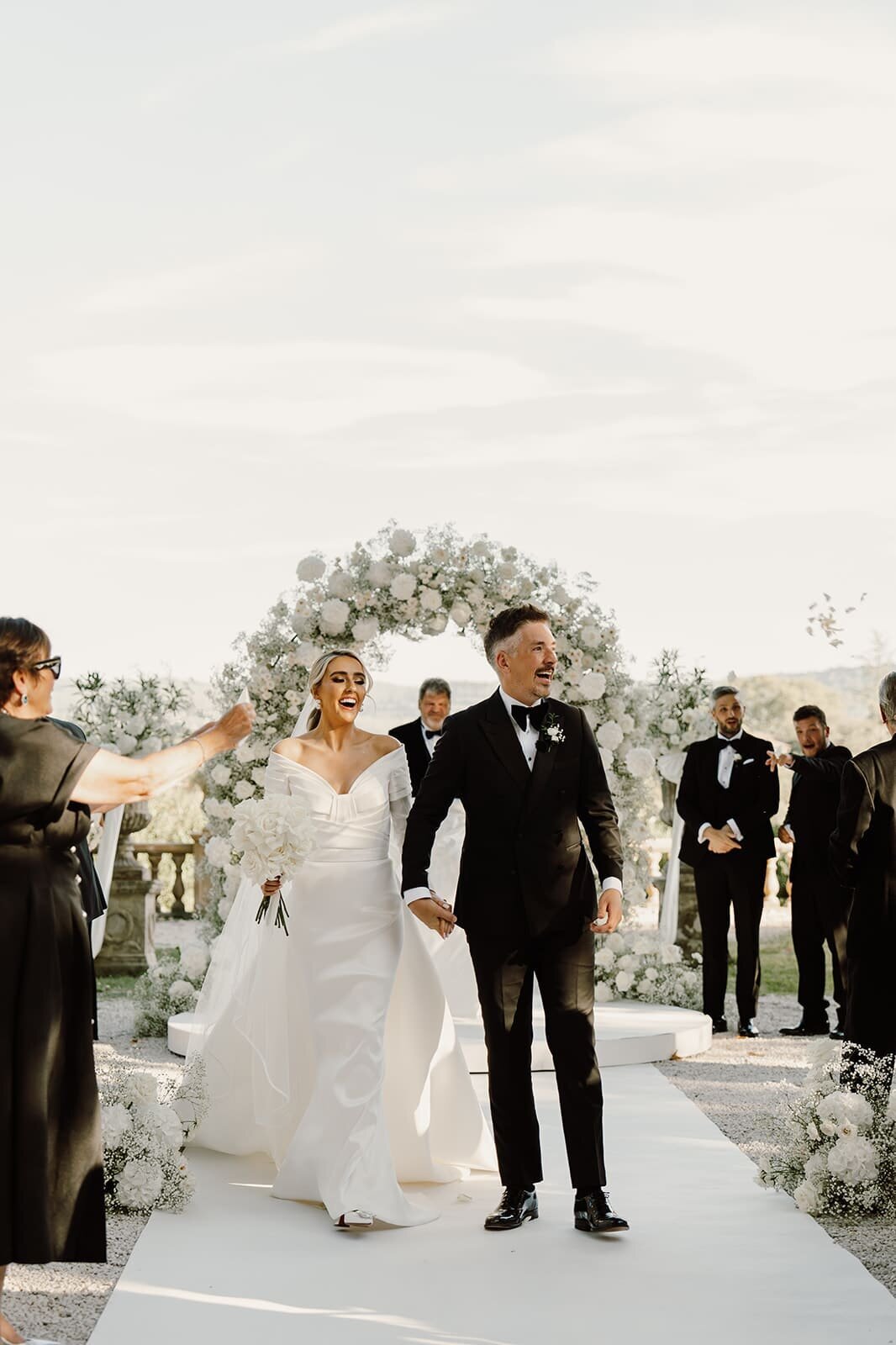 Elegant-wedding-ceremony-chateau-robernier-France