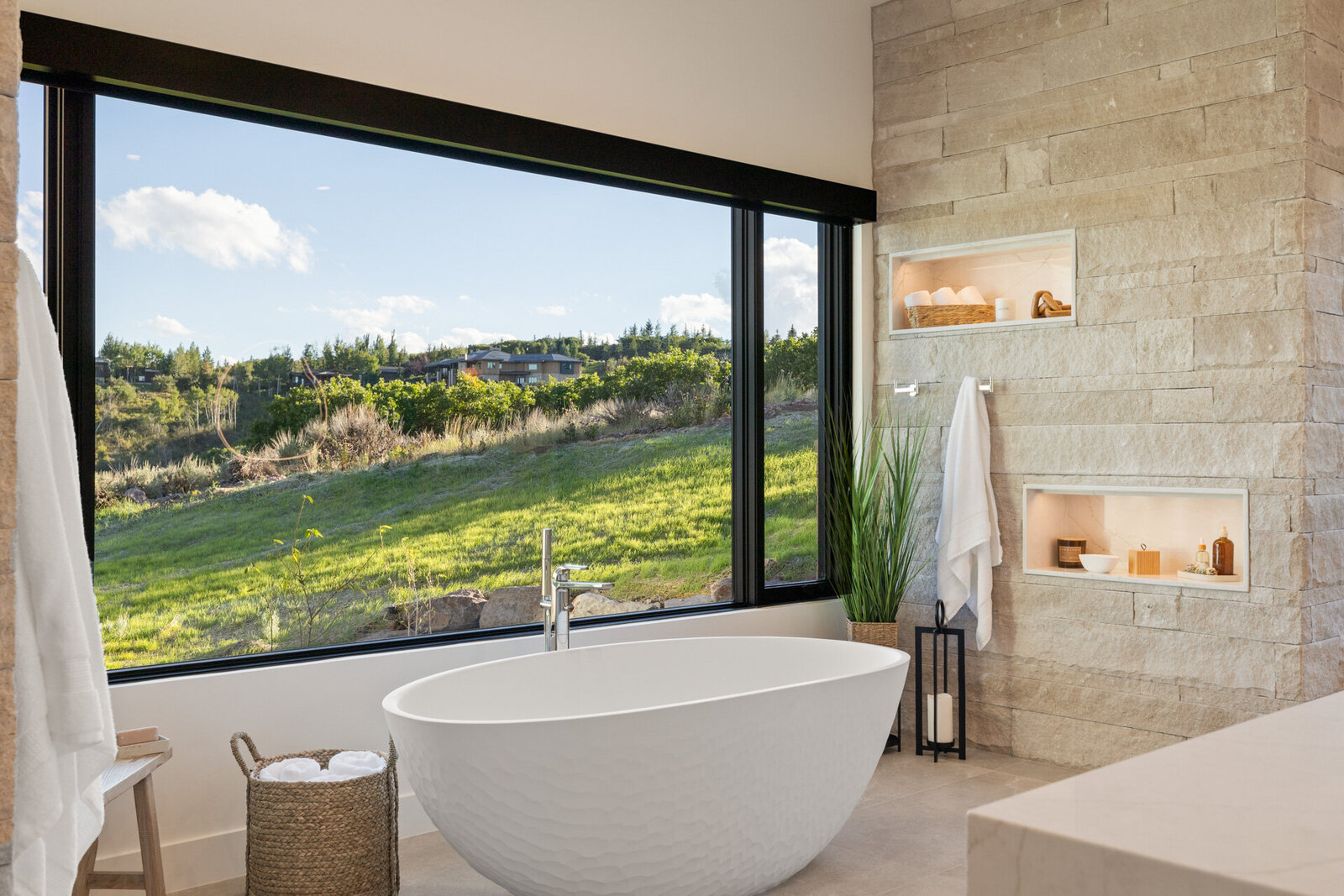 Chalet-and-Co-Park-City-Interior-Designer-master-bathroom-tub
