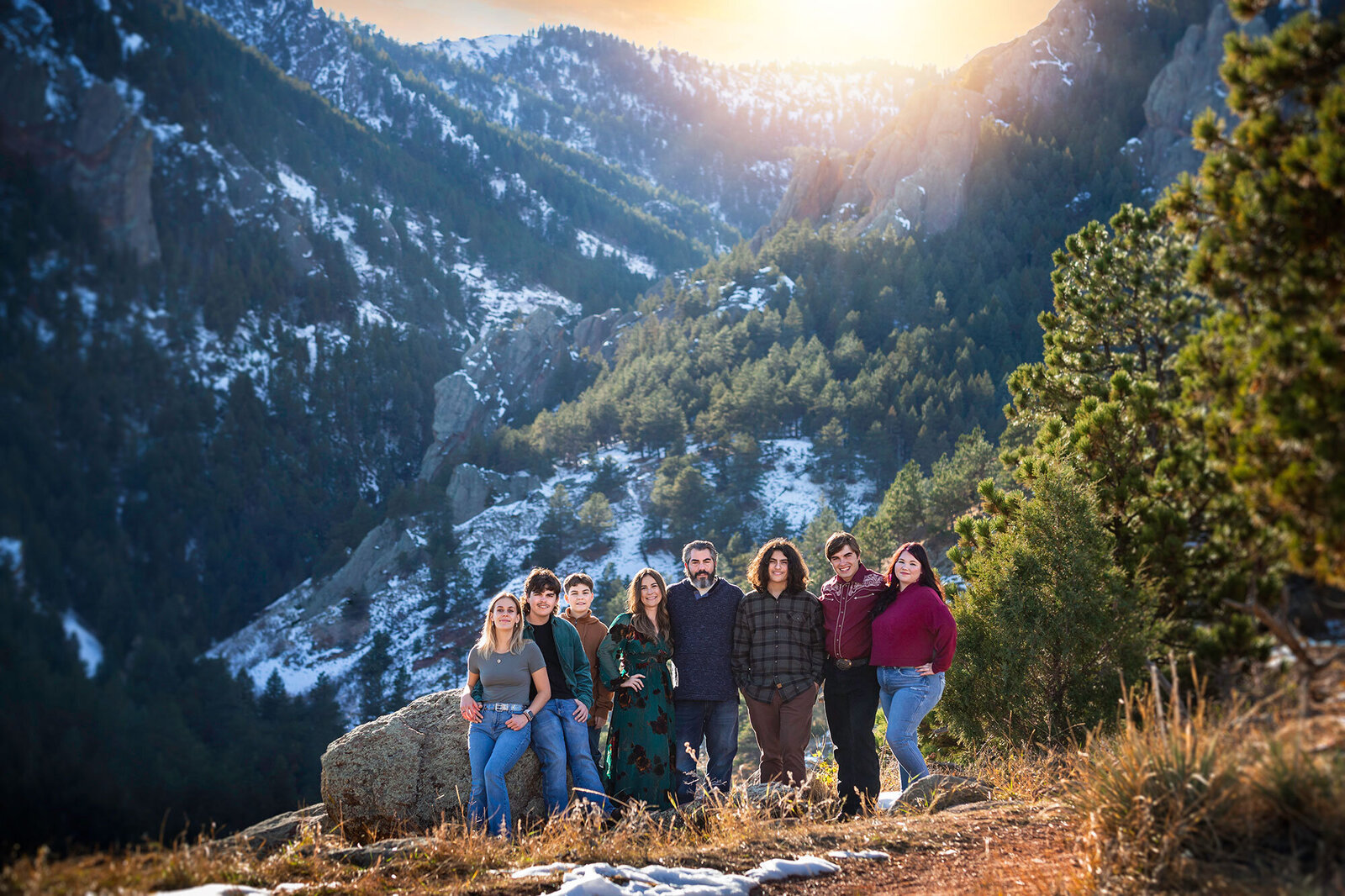 colorado-family-photographer-snowy-mountain-view-wall-art-epic-stunning-big-family-8-people-teenagers