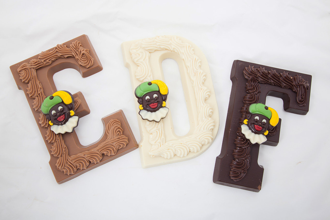 Chocolade letters van Berg's Bakery.