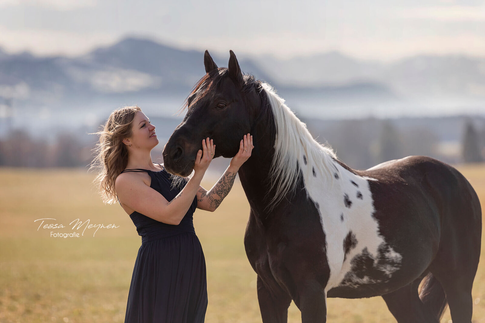 Paard en baasje in een romantische pose