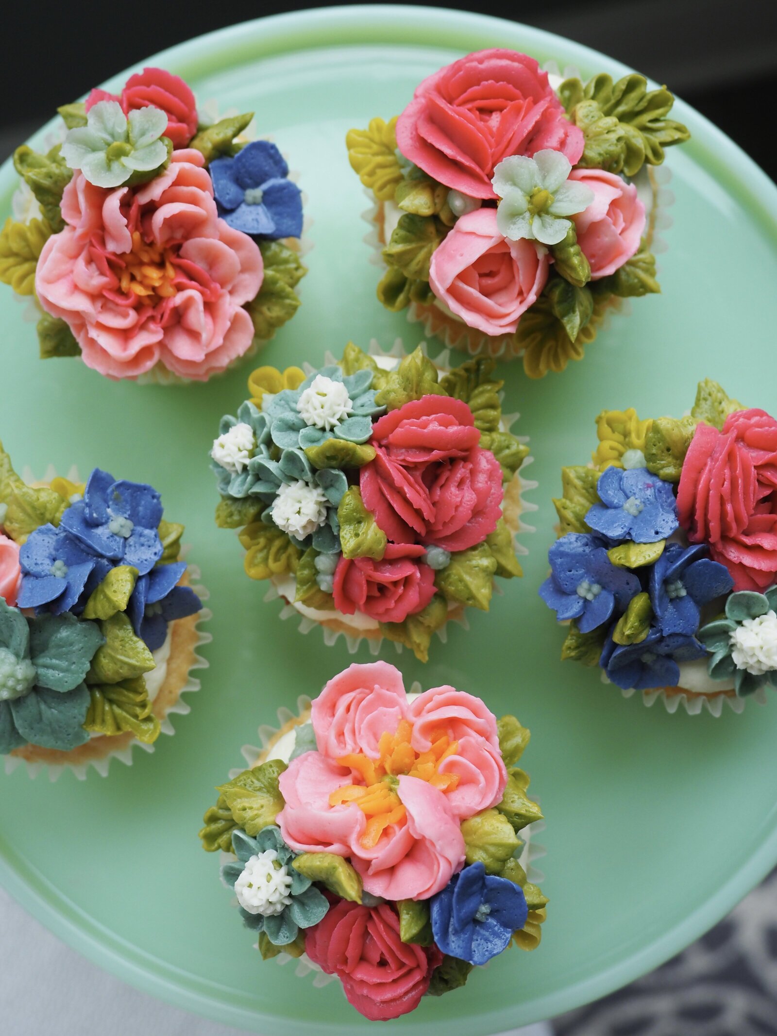 Floral hand piped buttercream cupcakes