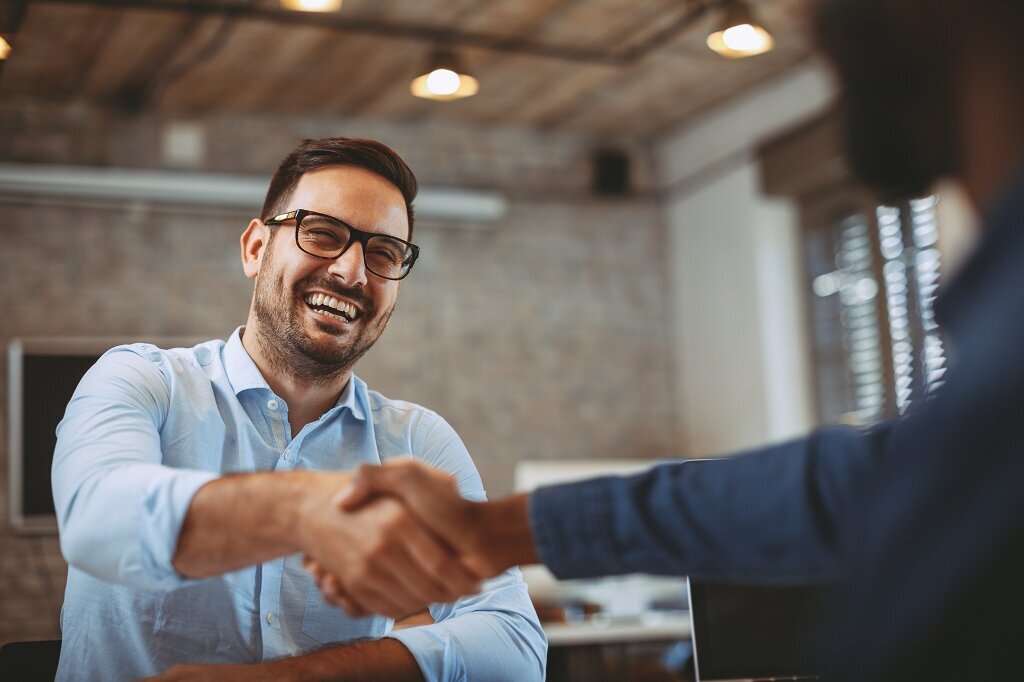 Investors - Handshake Deal Smile - AdobeStock_197066428