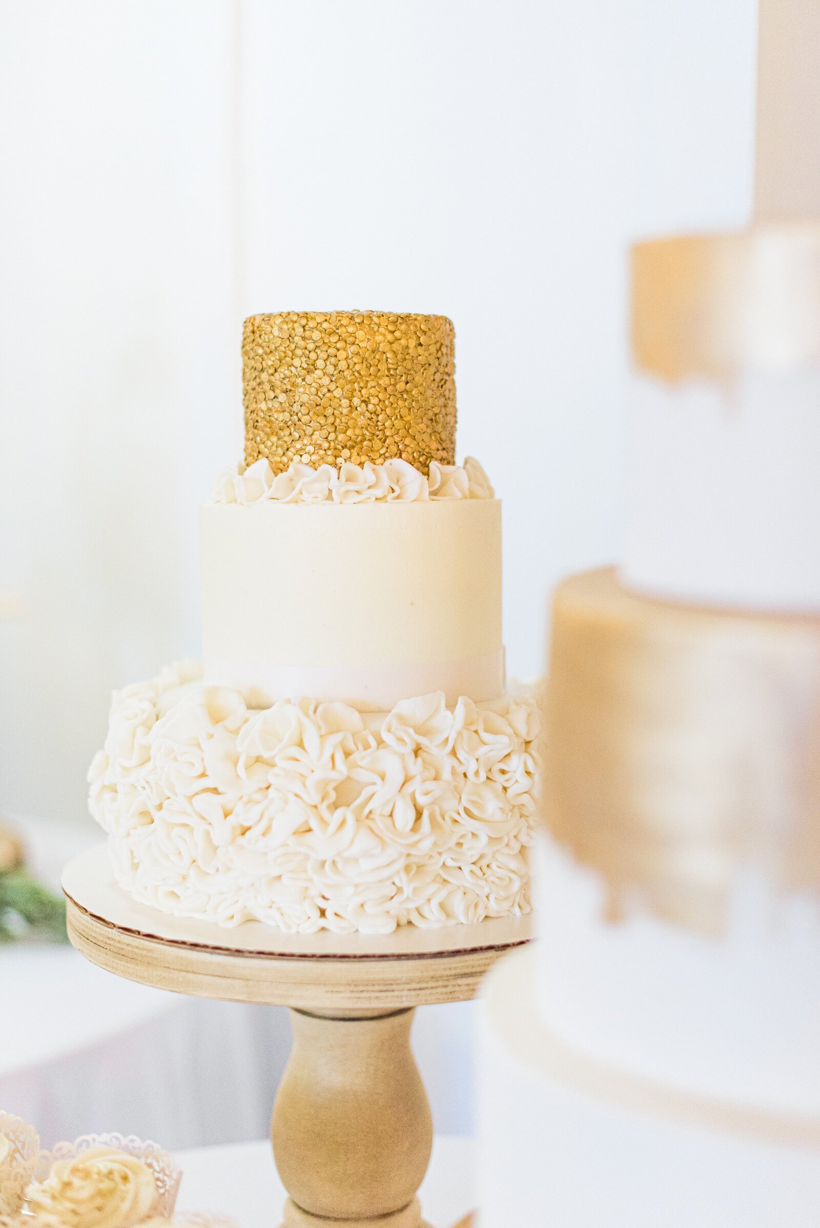 photography-wedding-cake-gold