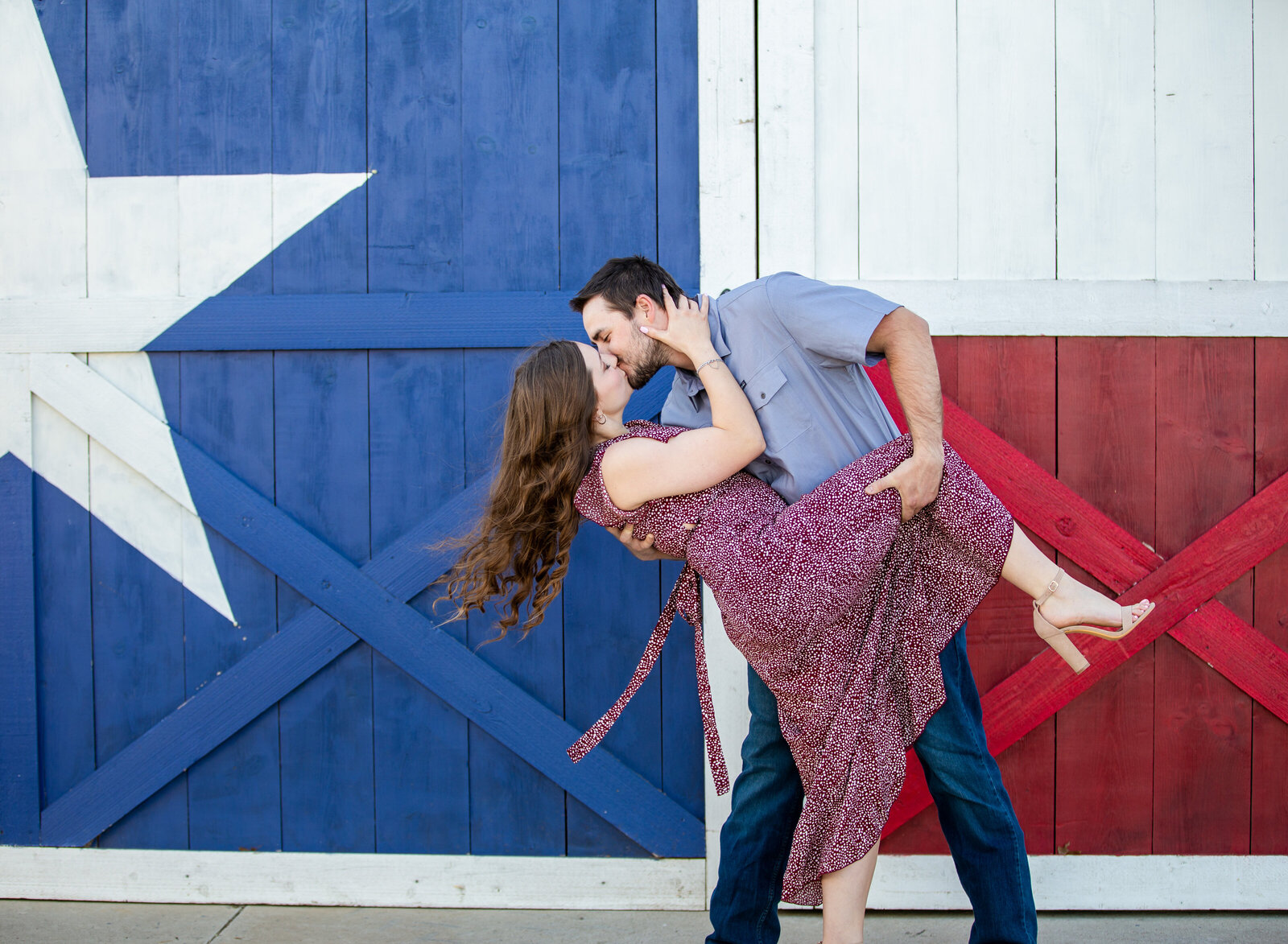 couple kissing with texas flag