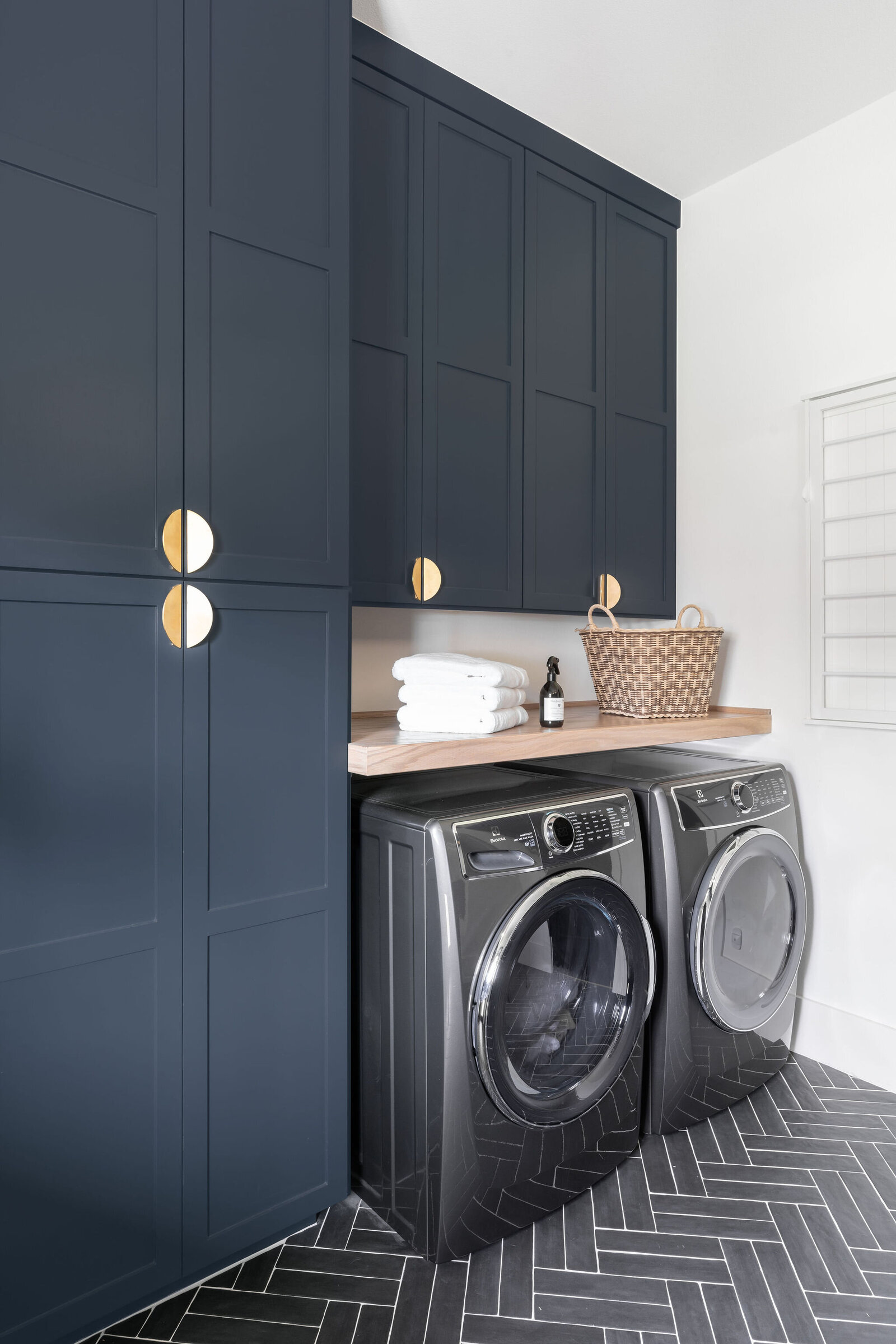 NuelaDesign_Navy and Black Laundry Room