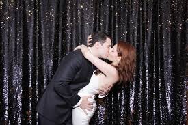 selfie-photo-booth-guests-having-fun