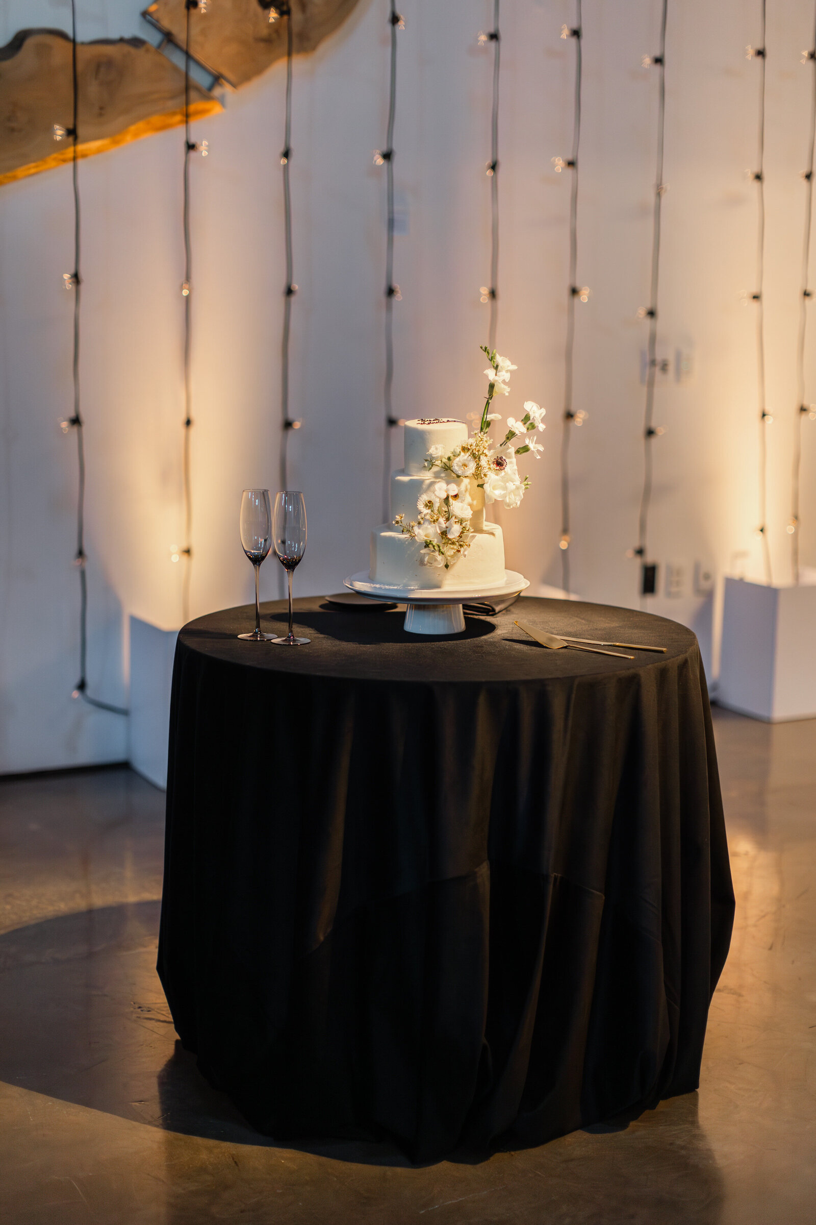 Black-white-green-modern-wedding-127