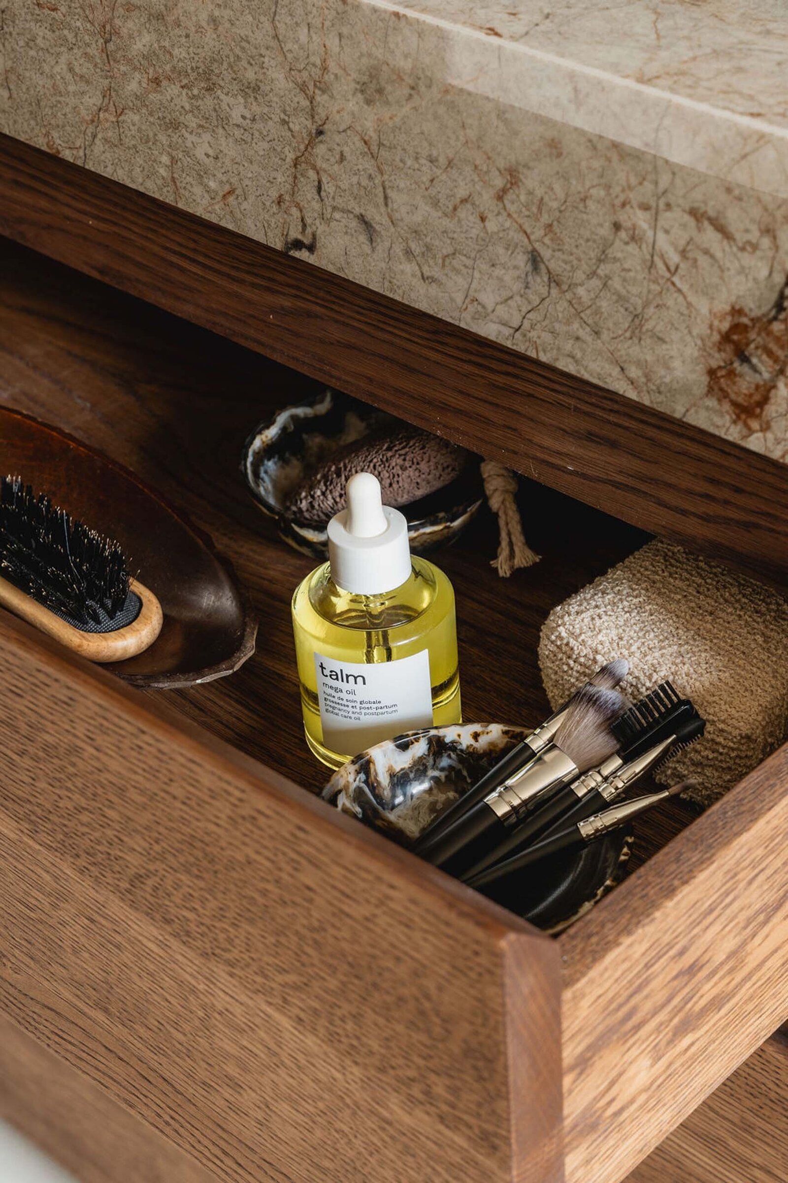 fotostyling-deeerstekamer-badkamer-lade-beauty-producten-walnoot-marmer-detail-annedelange