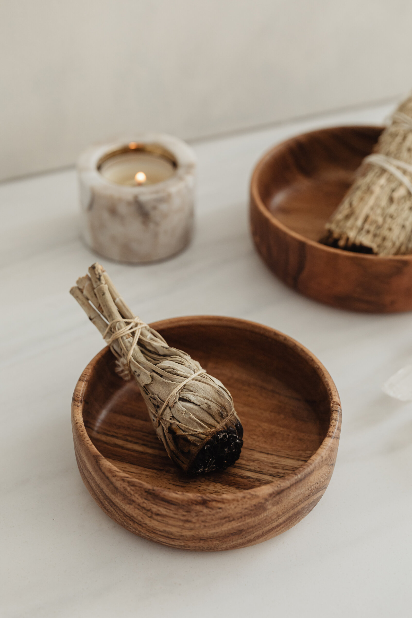 Larissa_kaboompics_copal-sage-natural-incense-smudging-28491