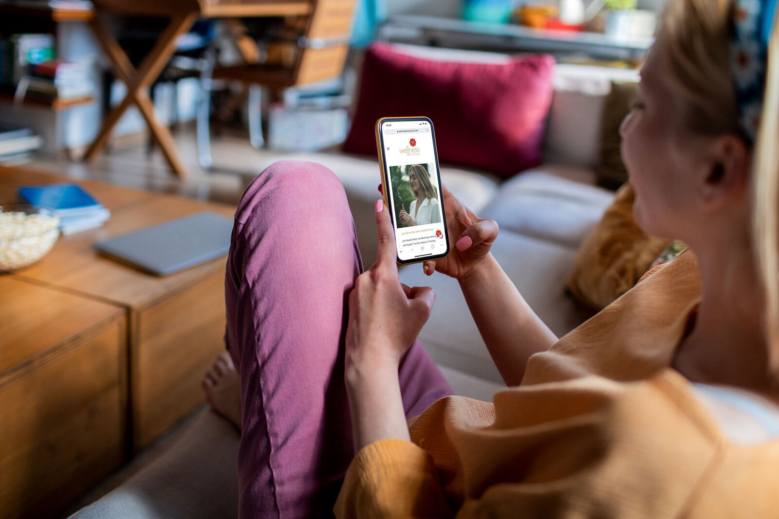 Girl booking a hypnotherapy workshop from her phone