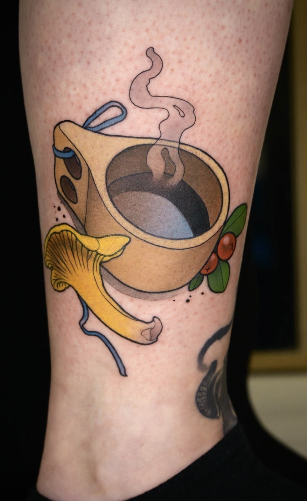 Neo traditional tatuering av kåsa och kantarell.