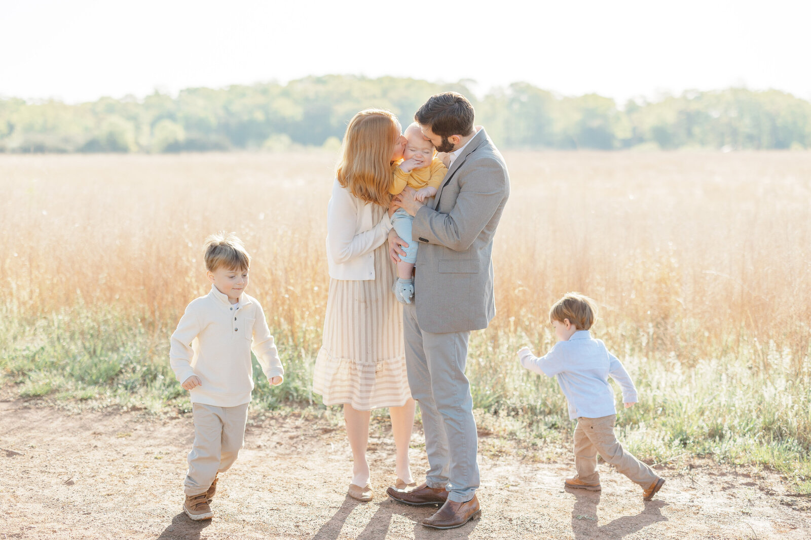kids running around parents and baby brother during Fauquier County, Virginia