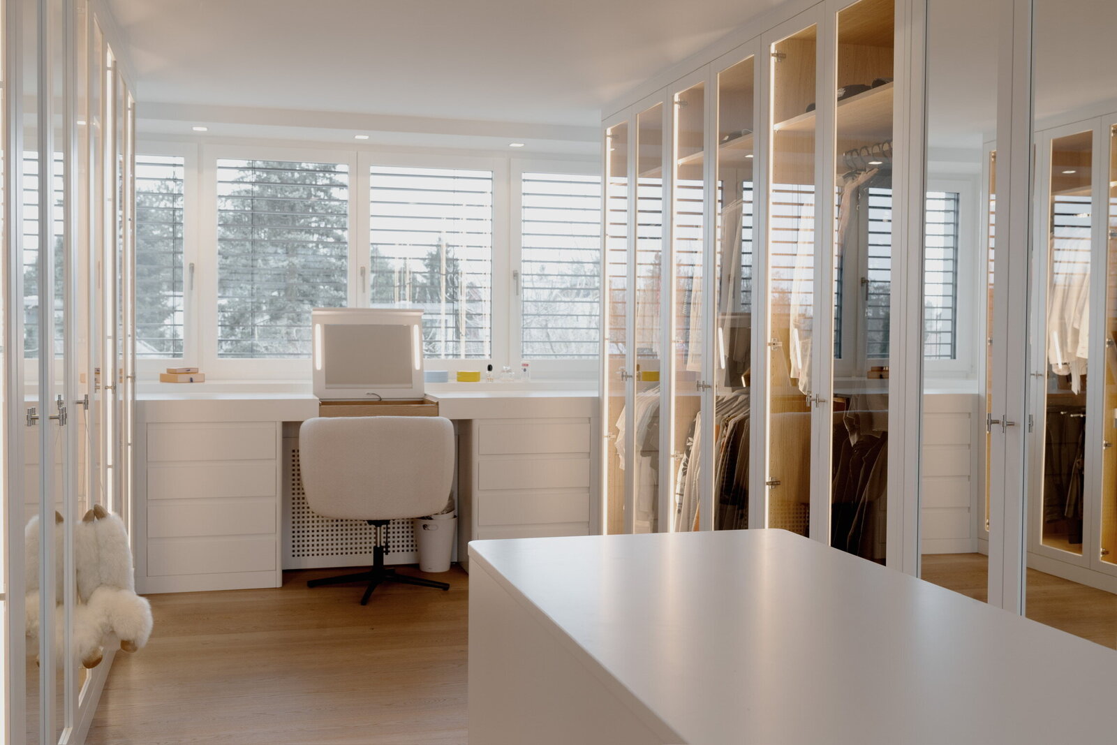 Ankleidezimmer-Schminktisch-Glastueren-Kleiderschrank-Adam-Innenausbau