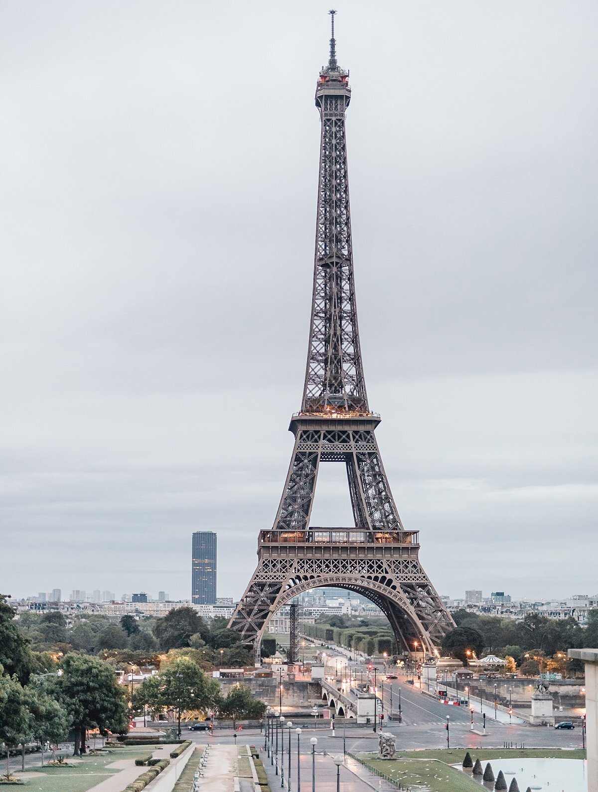 propose-eiffel-tower-paris-10