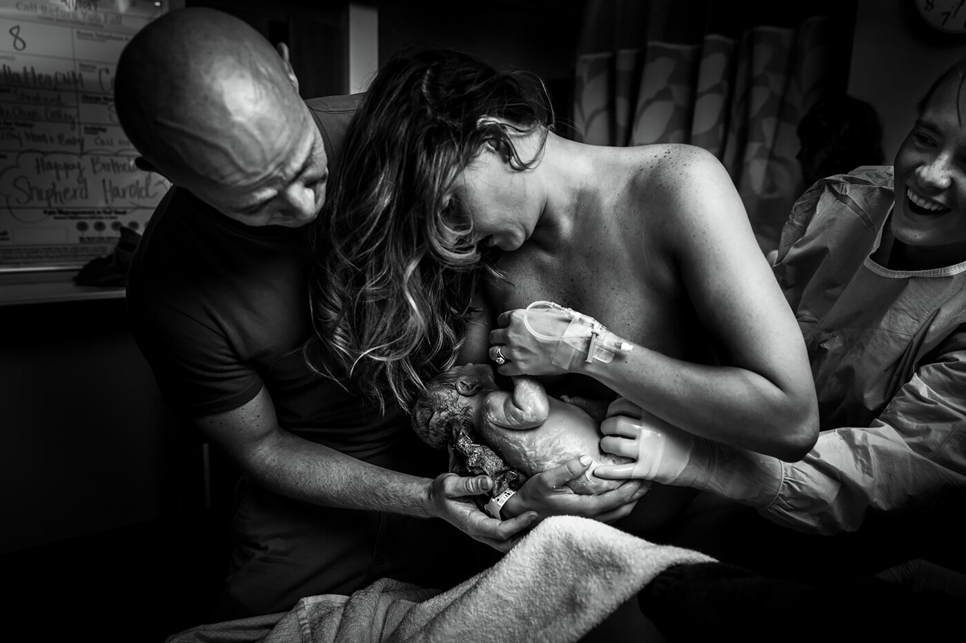 birth photographer, columbus, ga, atlanta, labor and delivery, mom catching baby