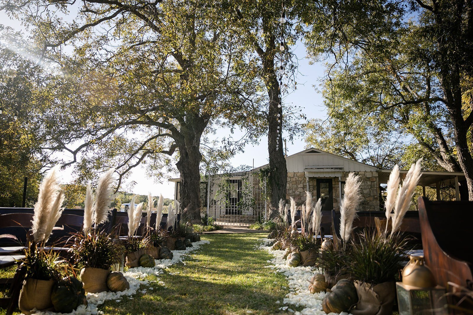 hill-country-wedding-ceremony-aisle