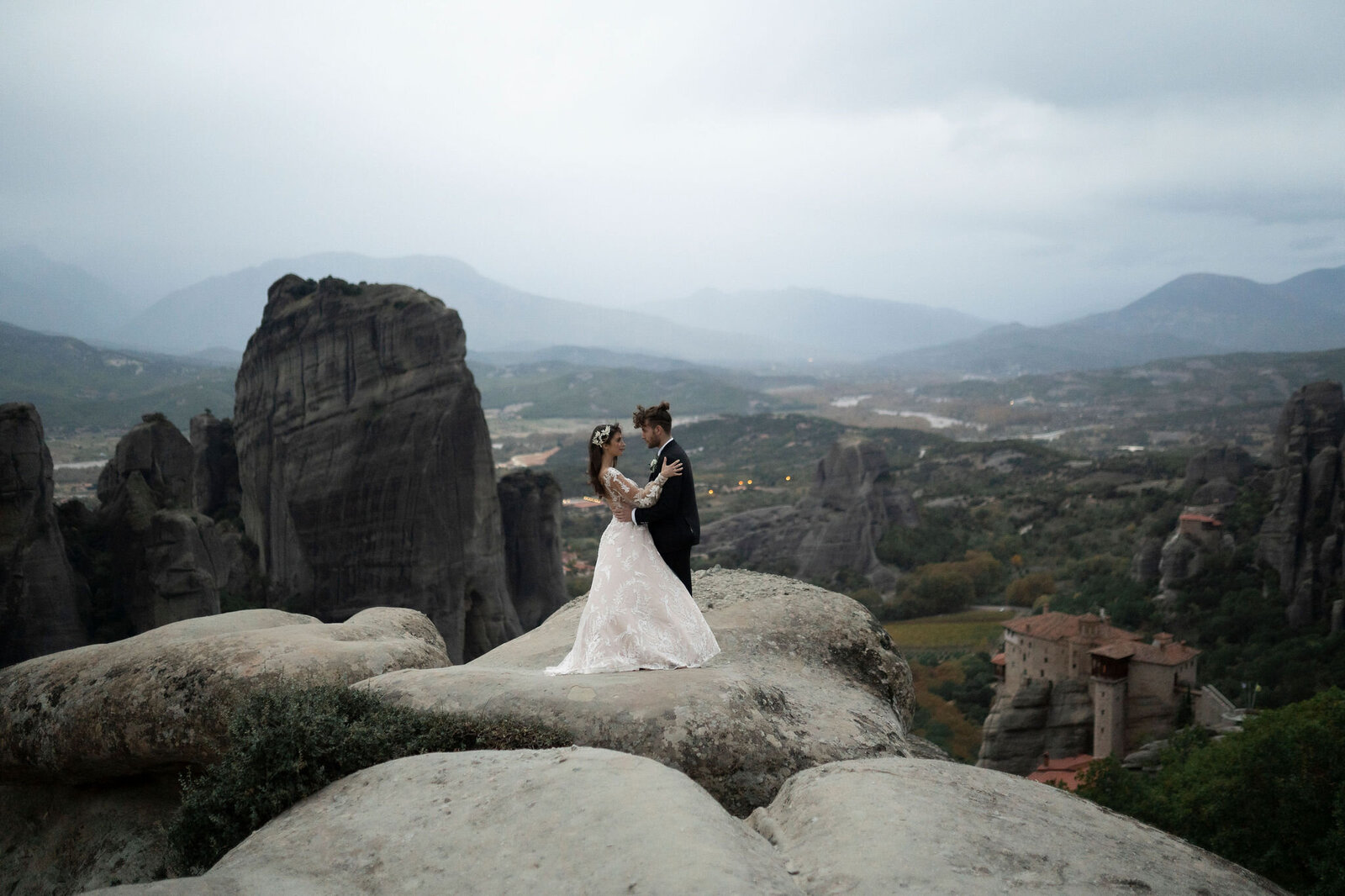279-Meteora-Kalabaka-Greece-Inspriation-Loves-Story Elopement-Cinematic-Romance-Destination-Wedding-Editorial-Luxury-Fine-Art-Lisa-Vigliotta-Photography