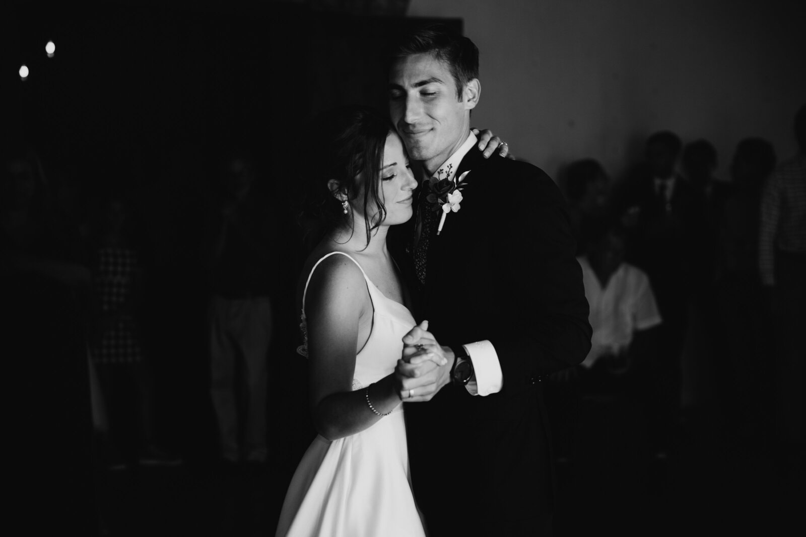 editorial_film_wedding_photographer_minnesota_minneapolis_st_paul_twin_cities_elopment_colorful_true_to_color_caitlyn_kloeckl_photography786