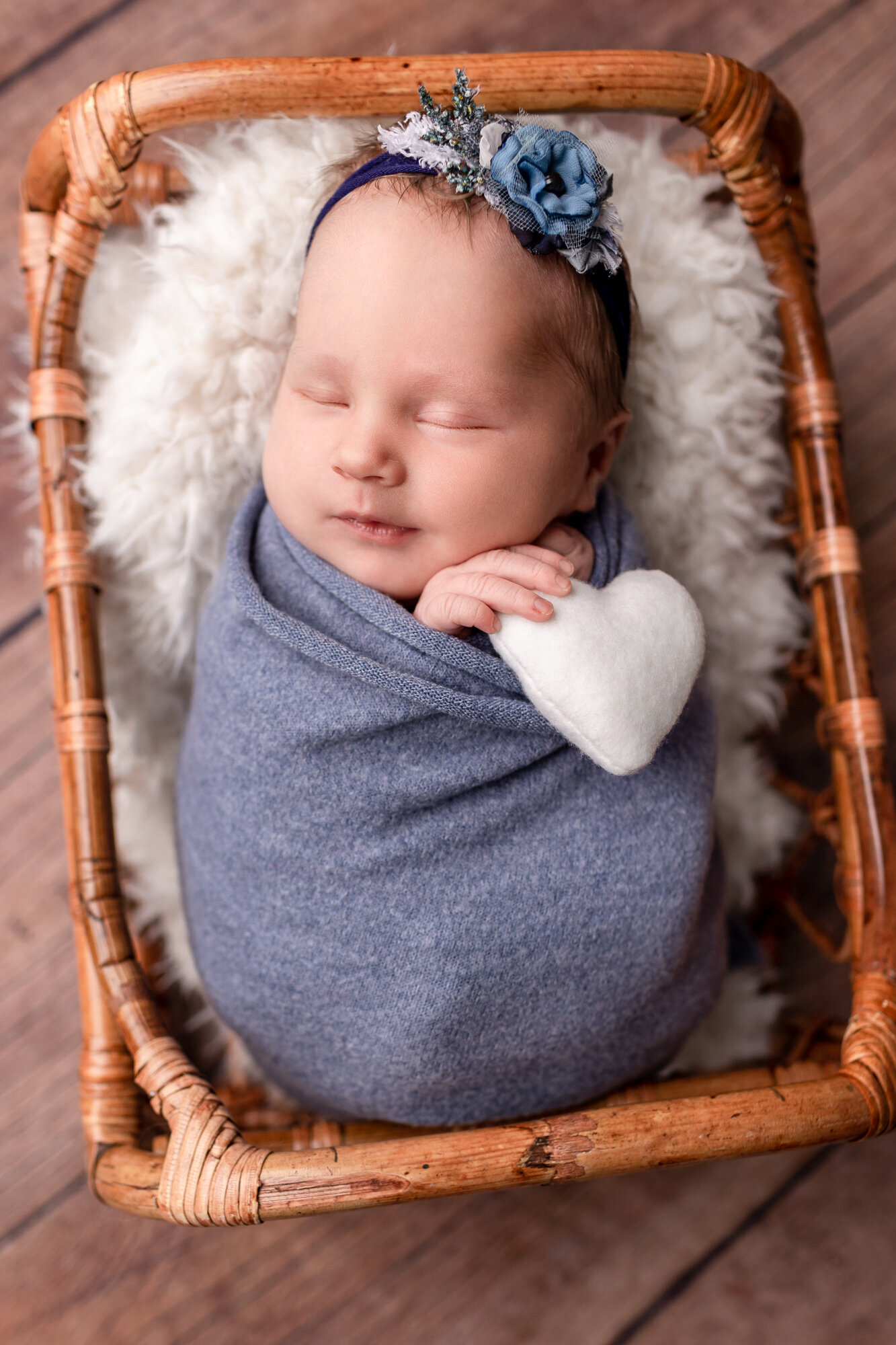in-home-newborn-lifestyle-photography-session-baby-girl-Lexington-KY