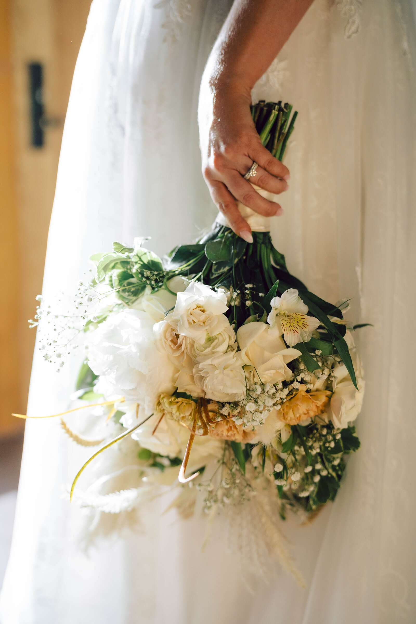 close up kim holiding bouquet