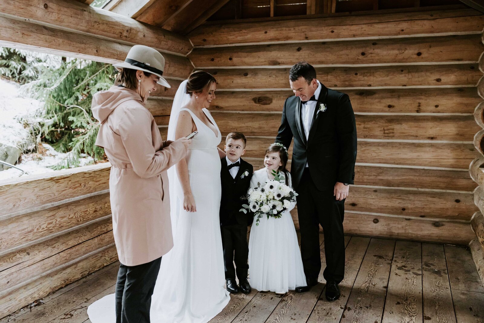intimate-wedding-in-log-cabin-vancouver