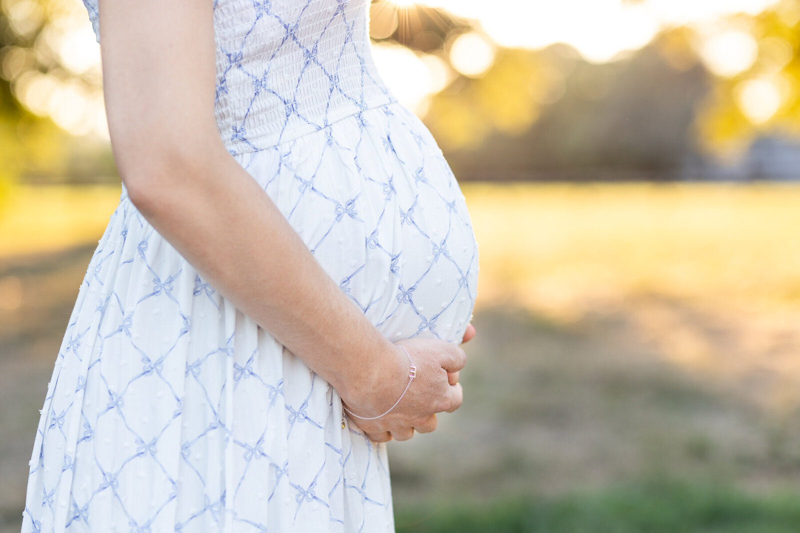 outdoor-maternity-photography-session-golden-hour-Lexington-KY-photographer-3