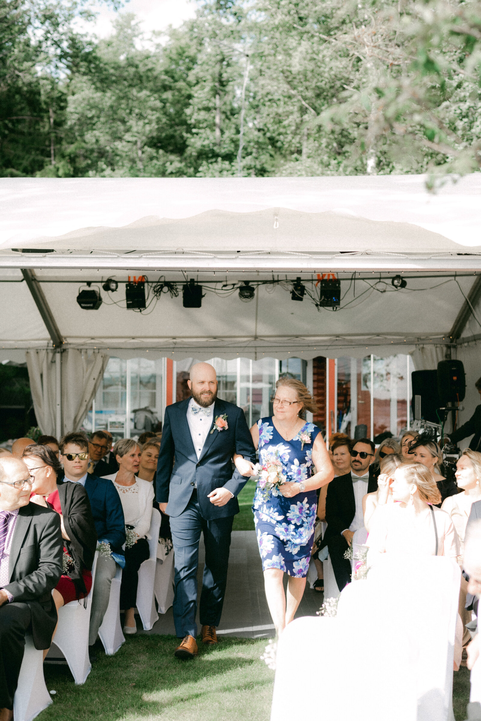 Sulhanen kävelee vihkimiseen äitinsä kanssa