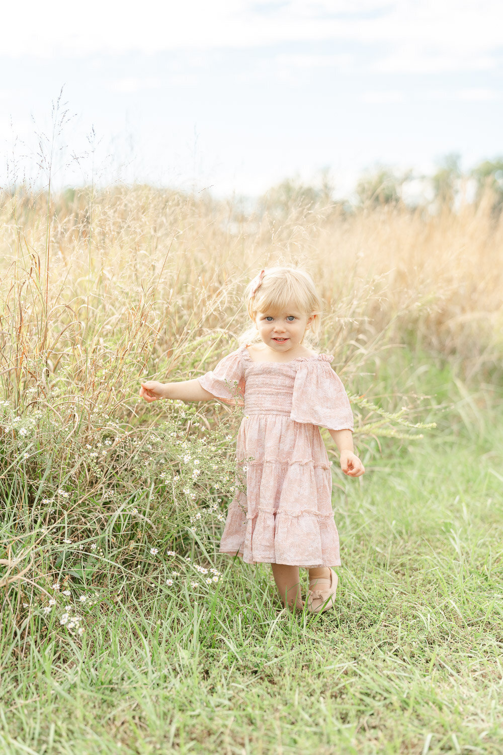 child playing with tall grass during Loudoun County, VA minis