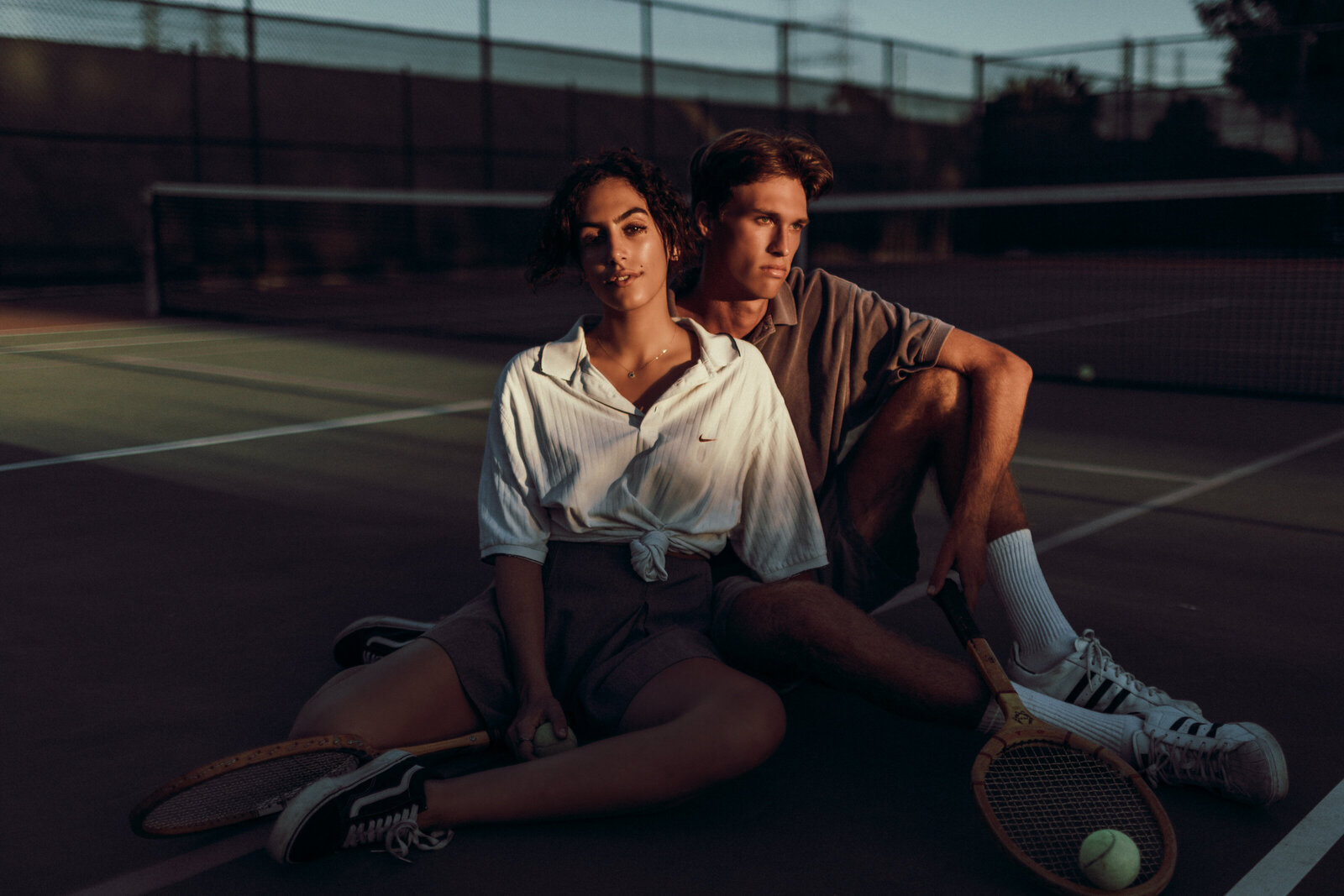 tennis-couple-sitting-on-ground