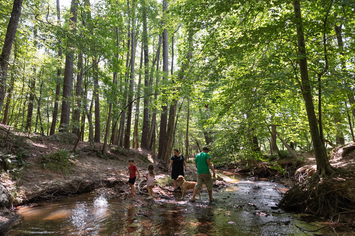 LightCreative_202408_NicoleDavid_PlayingAtTheCreek_SpringCandidPhotoSession_RaleighDocumentaryFamilyPhotographer_002_blog